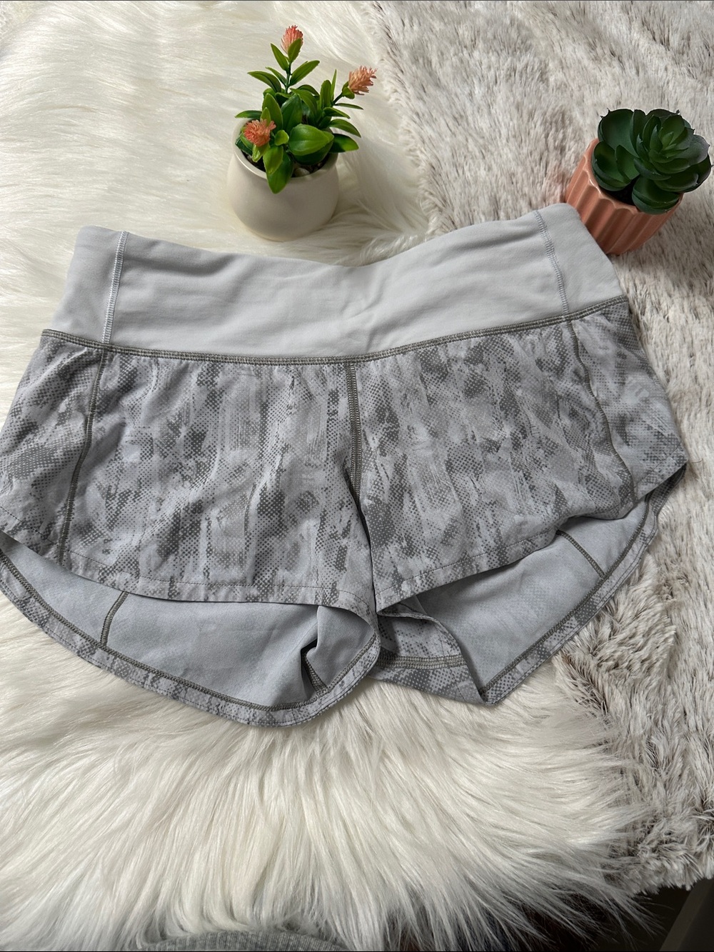 Lululemon White Speed Up Short
2.5" Sz 2